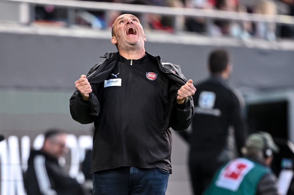 Nichts für schwache Nerven: Heidenheims Trainer Frank Schmidt beim Hinspiel.