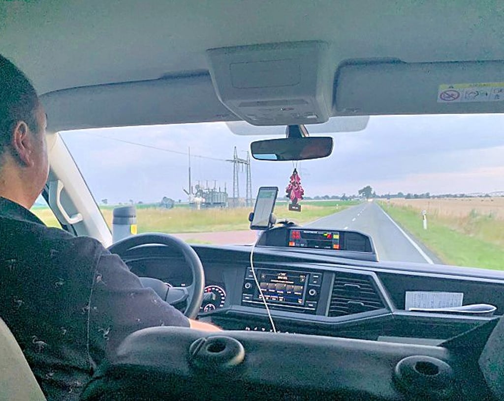 Ein Fahrer von Vetter steuert einen Anrufbus zwischen Pfaffendorf und Großwülknitz.