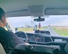 Ein Fahrer  von Vetter steuert einen Anrufbus zwischen Pfaffendorf und Großwülknitz.
