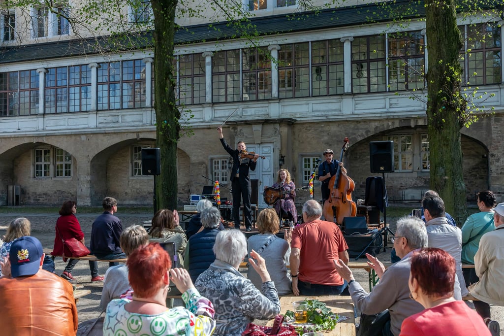 Besucher verfolgen im Hof von Schloss Köthen ein Konzert.