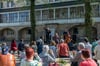 Besucher verfolgen im Hof von Schloss Köthen ein Konzert.