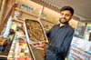 Bansi Goswami vom „Eiscafé Verona“ am Naumburger Marktplatz präsentiert  die neueste Kreation: Dubai-Eiscreme.