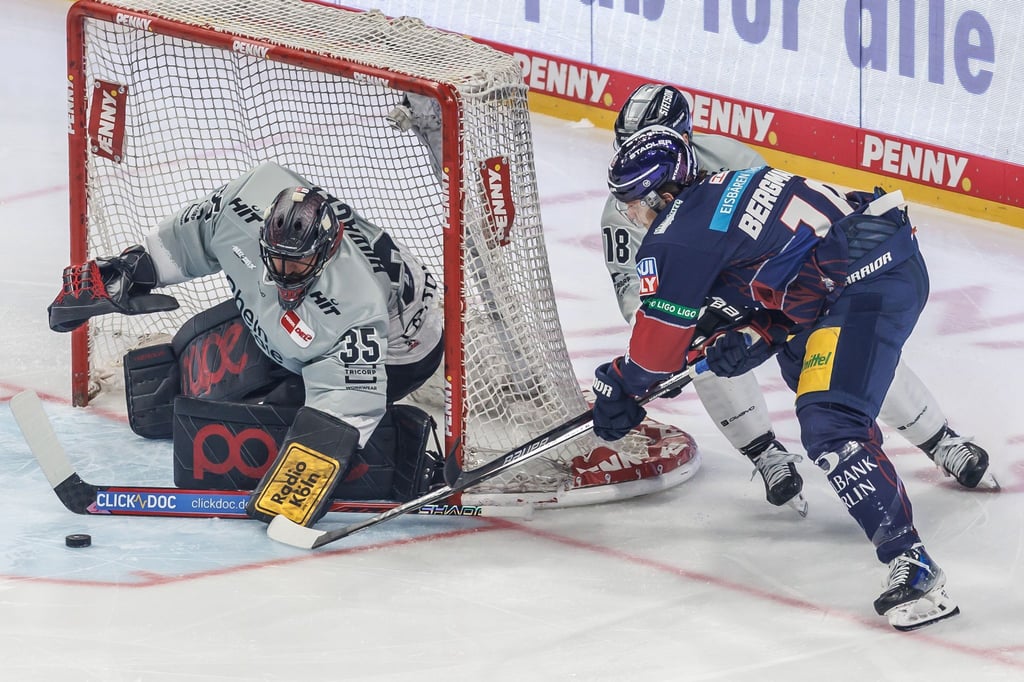 Torhüter Julius Hudacek im Tor der Kölner Haie im fünften Finalspiel gegen die Eisbären Berlin