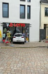 Zur Mittagszeit fuhr eine Frau in die Lotto-Annahmestelle auf dem Schönebecker Marktplatz