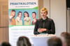 Die 17-jährige Alina aus Ilsenburg berichtet im Cage-Saal des Halberstädter Burchardiklosters, wie ihr die durch die Harzer Praktikalosten vermittelten Praktika in diesem Jahr bei der Berufswahl geholfen haben.