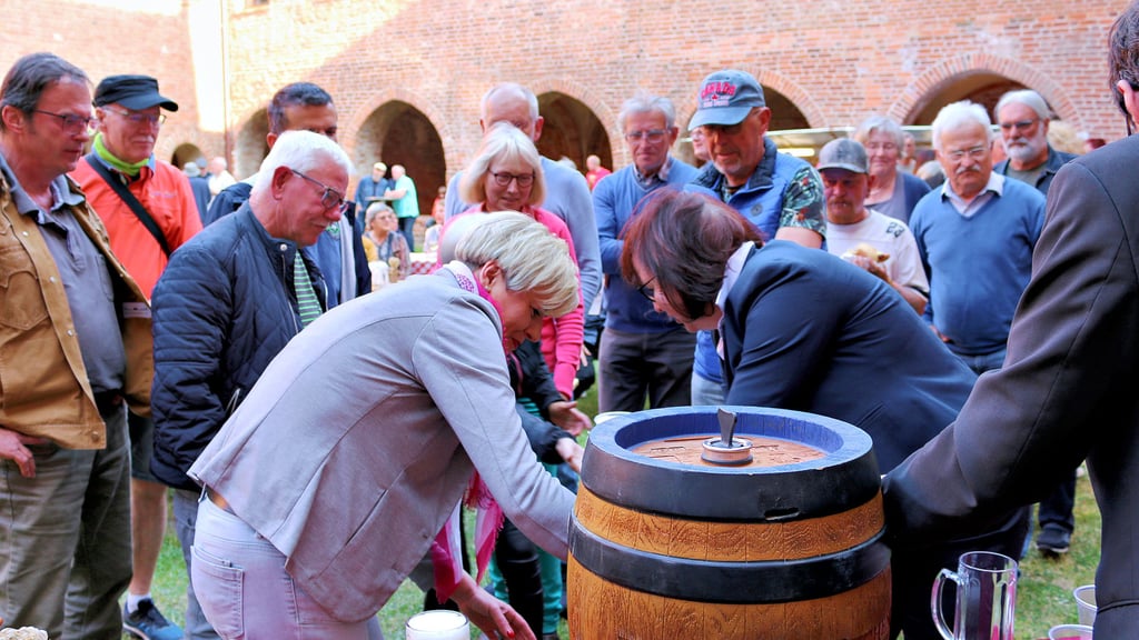 Bürgermeisterin Cathleen Lüdicke (links) und Yvette Below, Vorsitzende des Förder- und Heimatvereins Stadt und Kloster Jerichow, beim Fassbieranstich im vergangenen Jahr.