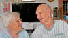 Maria und Josef Weiß in ihrem Wohnzimmer in Aschersleben. Die beiden begehen ihre Eiserne Hochzeit. 