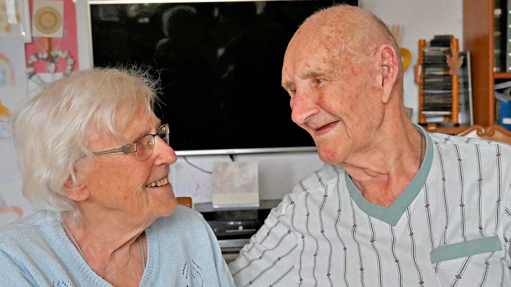 Maria und Josef Weiß in ihrem Wohnzimmer in Aschersleben. Die beiden begehen ihre Eiserne Hochzeit.