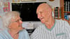 Maria und Josef Weiß in ihrem Wohnzimmer in Aschersleben. Die beiden begehen ihre Eiserne Hochzeit. 