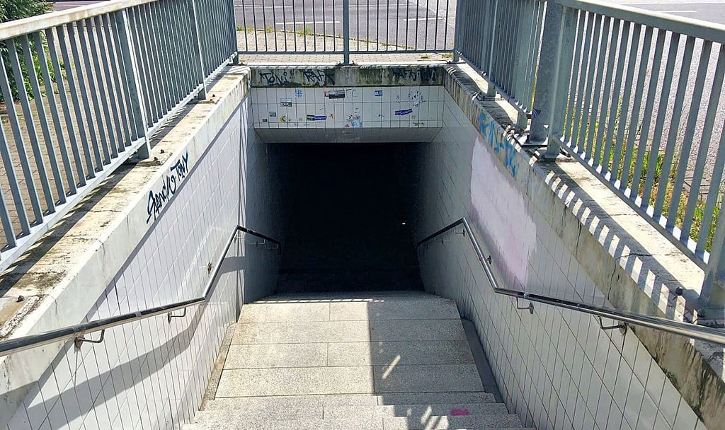 Steile Treppen und dunkler Eingang bei der Tunnelunterführung.