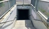 Steile Treppen und dunkler Eingang bei der Tunnelunterführung.