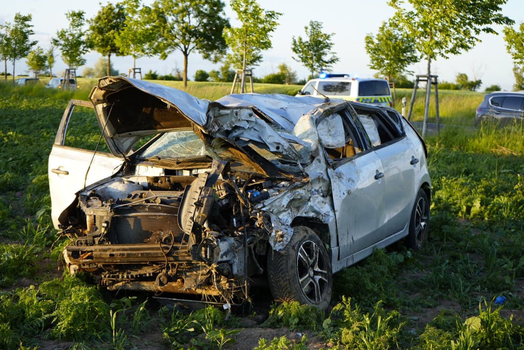 Unfall bei Bitterfeld: Das Unfallauto ist vollkommen zerstört.