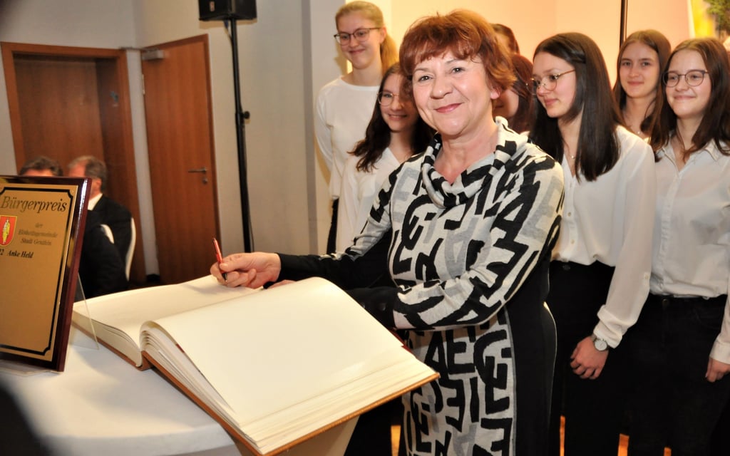 Anke Held trägt sich als neue Bürgerpreisträgerin in das Goldene Buch der Stadt Genthin ein.