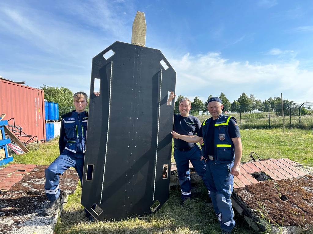 Der THW Ortsverband Magdeburg hat Material für sechs Rettungstafeln erhalten. Der erste Prototyp ist fertig. Von links: Hannes Fechter, Andreas Peter und Peter Fudel präsentieren die Rettungstafel.