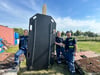 Der THW Ortsverband Magdeburg hat Material für sechs Rettungstafeln erhalten. Der erste Prototyp ist fertig. Von links: Hannes Fechter, Andreas Peter und Peter Fudel präsentieren die Rettungstafel. 