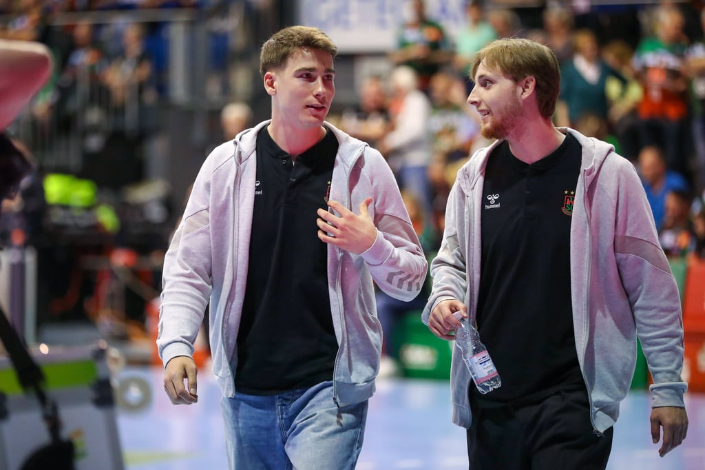 Manuel Zehnder (l.) – hier im Gespräch mit Isak Persson – genoss die Atmosphäre beim Sieg gegen den ThSV Eisenach.