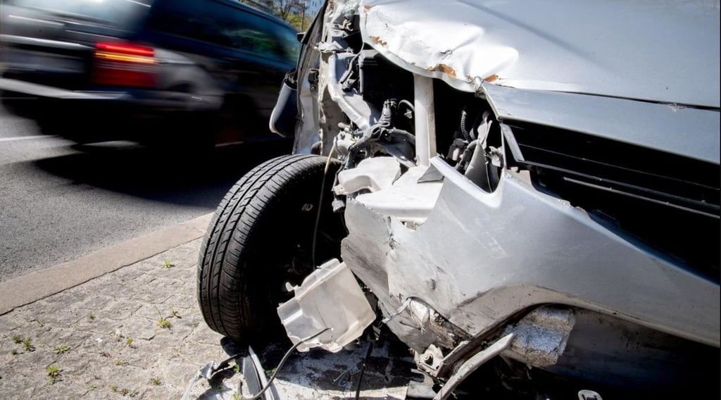 Bei einem Unfall in der Schlossstraße in Seeburg sind zwei Menschen schwer verletzt worden.
