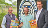 Burgs Bürgermeister Philipp Stark (links) und Landrat Steffen Burchhardt (rechts) unterstüptzen das von Jacob Zeuchn und seinem Team organisierte Turbnier.
