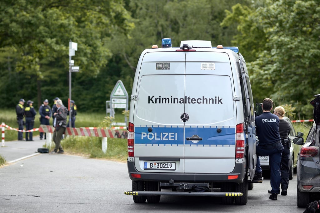 Einsatzkräfte der Polizei und Kriminaltechnik waren am 11. Mai im Stadtteil Gropiusstadt im Einsatz, wo ein toter Säugling gefunden wurde. (Archivbild)