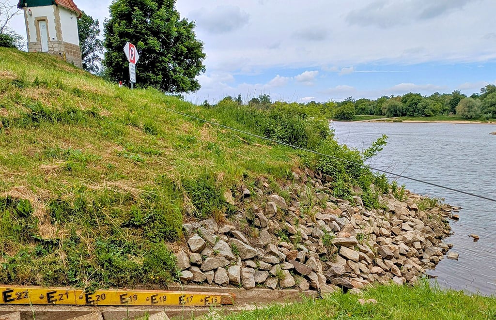 Der Pegelstab nahe dem Pegelhaus an der Elbe in Aken ist trocken. Der Mittelwert der vergangenen zehn Tage liegt bei 64 Zentimetern.