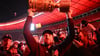 VfB-Trainer Sebastian Hoeneß wäre mit dem It-Piece DFB-Pokal sicherlich eine Erscheinung an der berüchtigten Tür des Berliner Clubs Berghain.