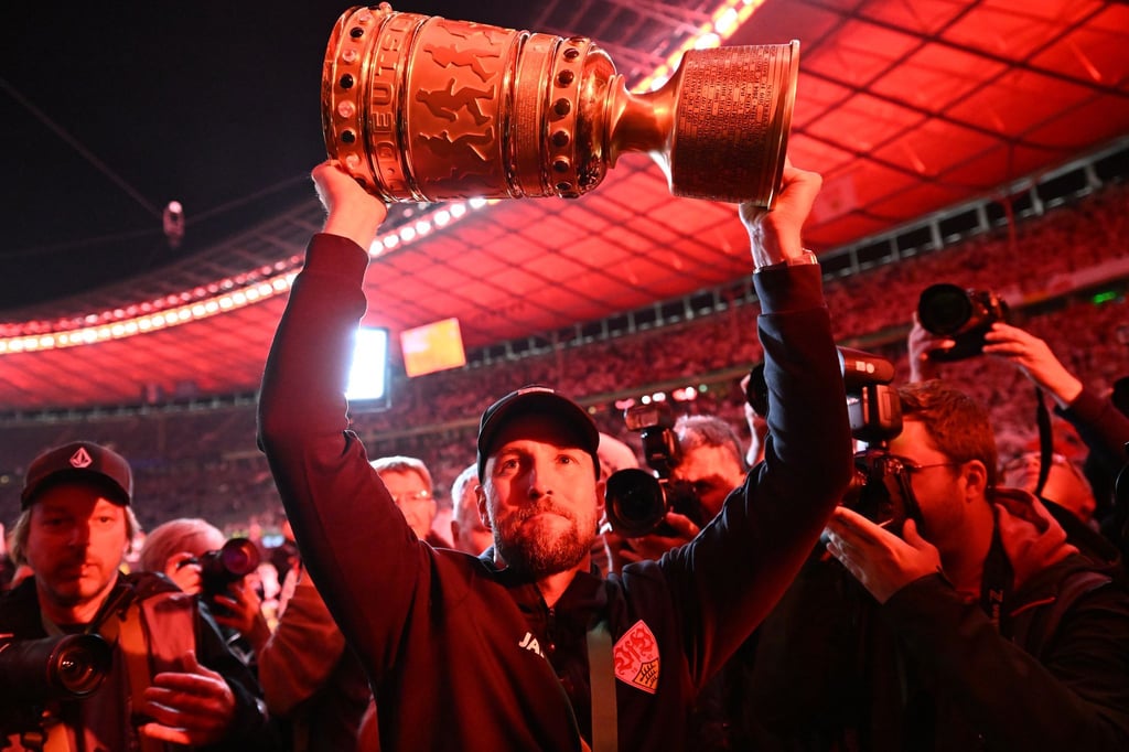 VfB-Trainer Sebastian Hoeneß wäre mit dem It-Piece DFB-Pokal sicherlich eine Erscheinung an der berüchtigten Tür des Berliner Clubs Berghain.