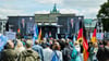 Mehrere hundert Demonstranten drängten sich vor der Bühne am Brandenburger Tor.