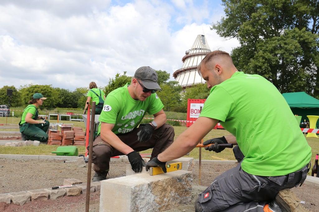 Beim Landschaftsgärtner-Cup im Magdeburger Elbauenpark traten die Azubis Piet Janus Hirschfelder (r.) und Steven Kirschner für den Eigenbetrieb Stadtgarten und Friedhöfe an.