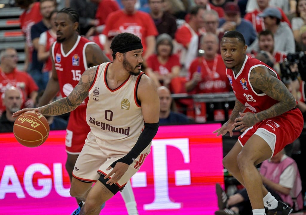 Nick Weiler-Babb (l.) und die Bayern-Basketballer stehen im Playoff-Halbfinale.