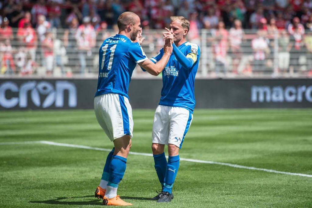René Eckardt (r.), hier noch im Trikot des FC Carl Zeiss Jena, gewann zum siebten Mal den Thüringenpokal.