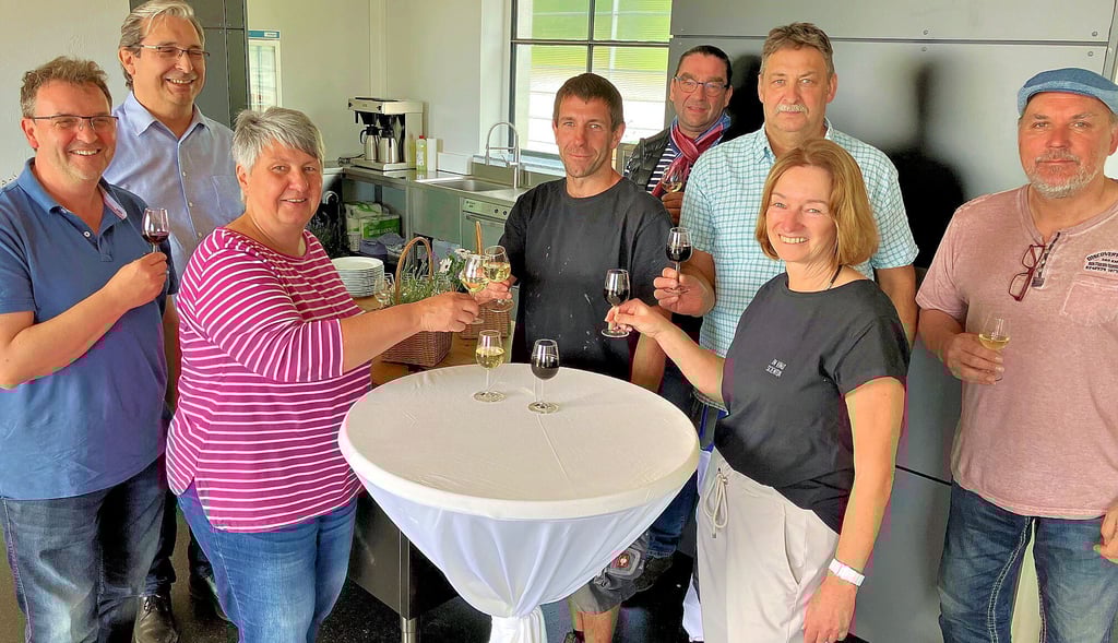 Verwaltungsleiterin Sabine Thalmann (2. v. re.) stößt mit allen an, die an der Gestaltung der Weingaragen beteiligt waren.