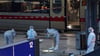 Mitten auf dem Bahnsteig hat eine Frau mit einem Messer um sich gestochen.