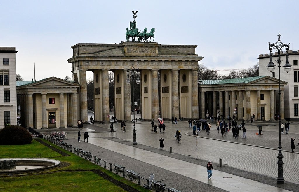 Die Demonstranten, die zum "Friedensmarsch" in Berlin erwartet werden, wollen sich am Brandenburger Tor sammeln. (Archivfoto)