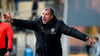 Lok-Trainer Jochen Seitz feiert nach der Regionalliga-Meisterschaft auch den Pokalsieg