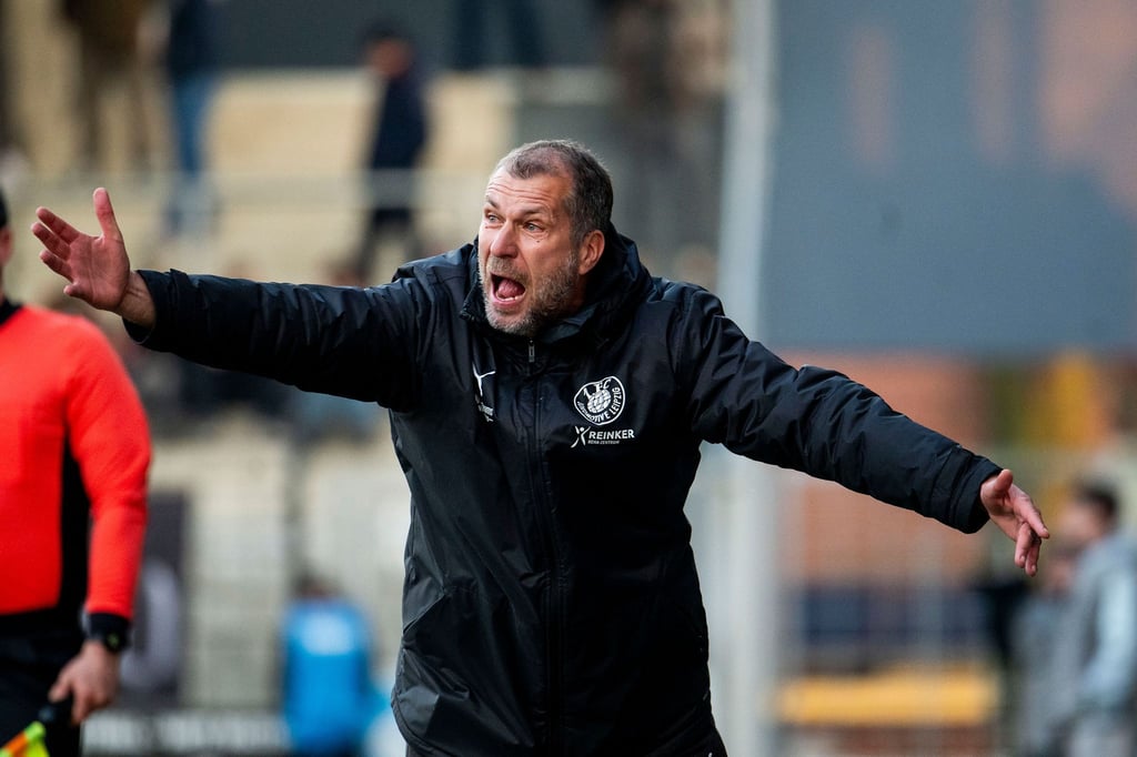 Lok-Trainer Jochen Seitz feiert nach der Regionalliga-Meisterschaft auch den Pokalsieg