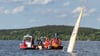 Nach dem Kentern einer Segeljacht drohte ein Unfallopfer zu ertrinken, konnte aber gerettet werden.