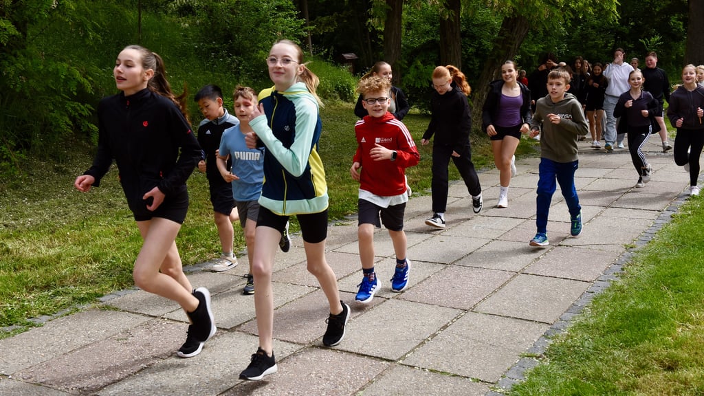 Volle Energie beim Sponsorenlauf: Schüler des Martin-Luther-Gymnasiums Eisleben sammeln laufend Spenden für hilfsbedürftige Kinder.
