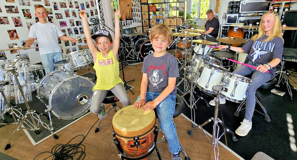 Oscar, Benedikt, Theodor und Zoe (v. l.) sind vier der Schlagzeugschüler von Gunter Lutze.