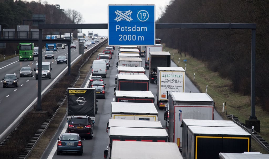Staus sind vor allem am Mittwoch vor dem Feiertag Christi Himmelfahrt (29.) auf Autobahnen zu erwarten. Baustellen-Abschnitte auf der A10 sind ein zusätzliches Staurisiko. (Archivfoto)