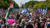 Bei einer Kundgebung vor dem Brandenburger Tor versammelten sich Hunderte von Demonstranten unter anderem mit vielen Friedensfahnen.