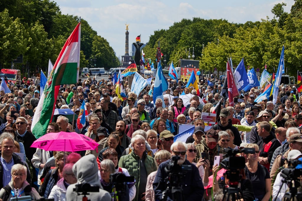 Bei einer Kundgebung vor dem Brandenburger Tor versammelten sich Hunderte von Demonstranten unter anderem mit vielen Friedensfahnen.