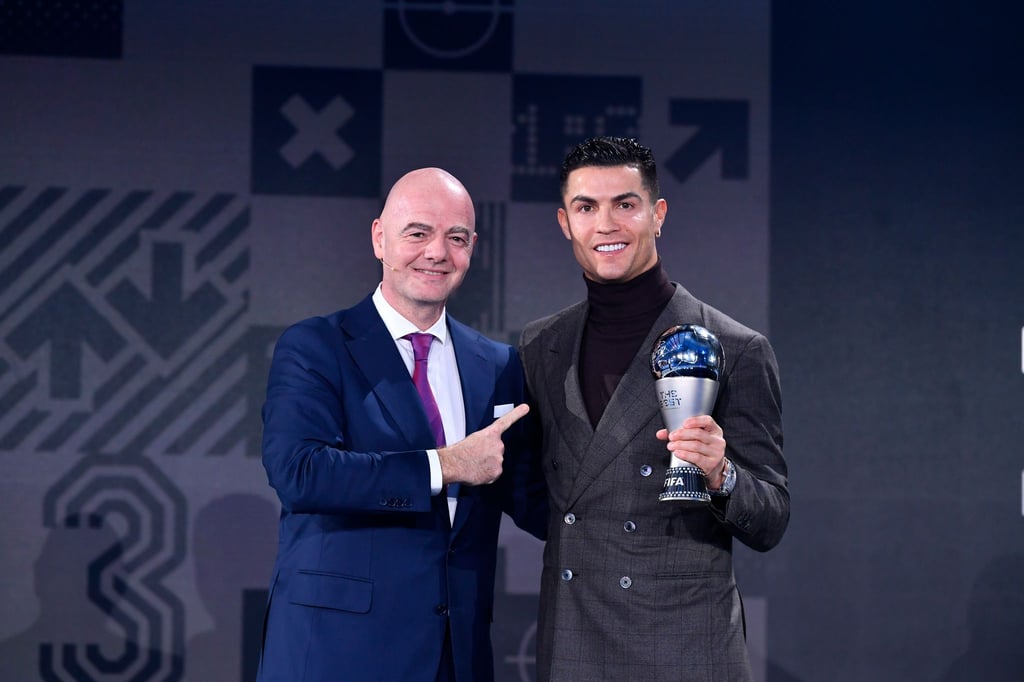 FIFA-Boss Infantino stellt einen Einsatz von Ronaldo (r) bei der Club-WM in Aussicht.