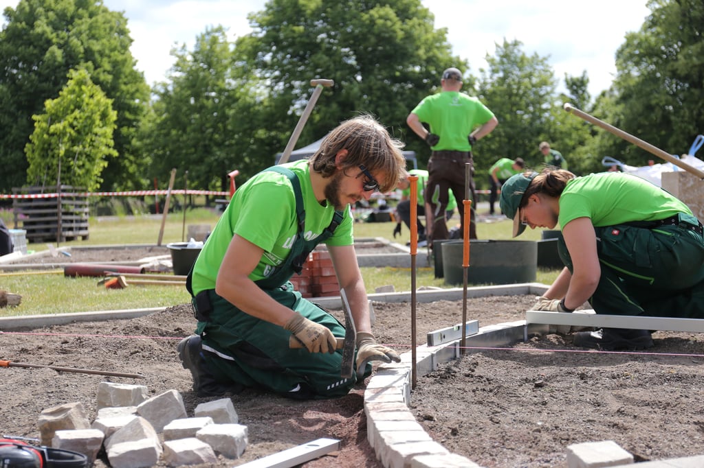 Lara Charlott Promies und Lukas Altenhoff von der Grewe Magdeburg GmbH Barleben waren beim Landschaftsgärtner-Cup im Elbauenpark dabei.