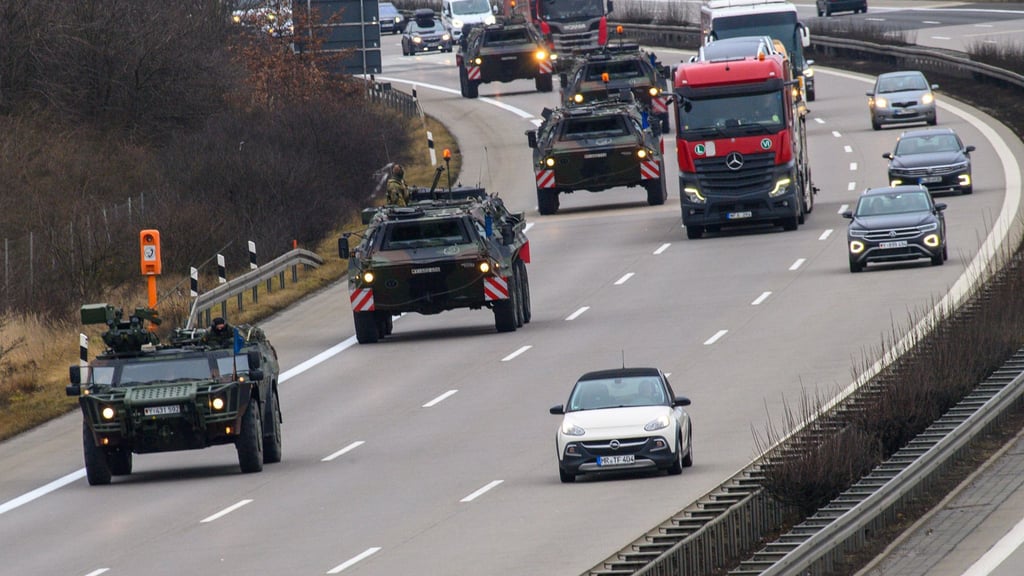 An diesem Wochenende ist erneut ein Bundeswehr-Konvoi durch östliche Bundesländer unterwegs. (Archivbild)