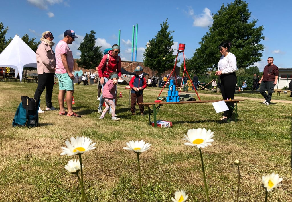 Beim Kindersportfest im Weißenfelser Neustadtpark konnten sich die Jüngsten unter anderem im Dosenwerfen ausprobieren.