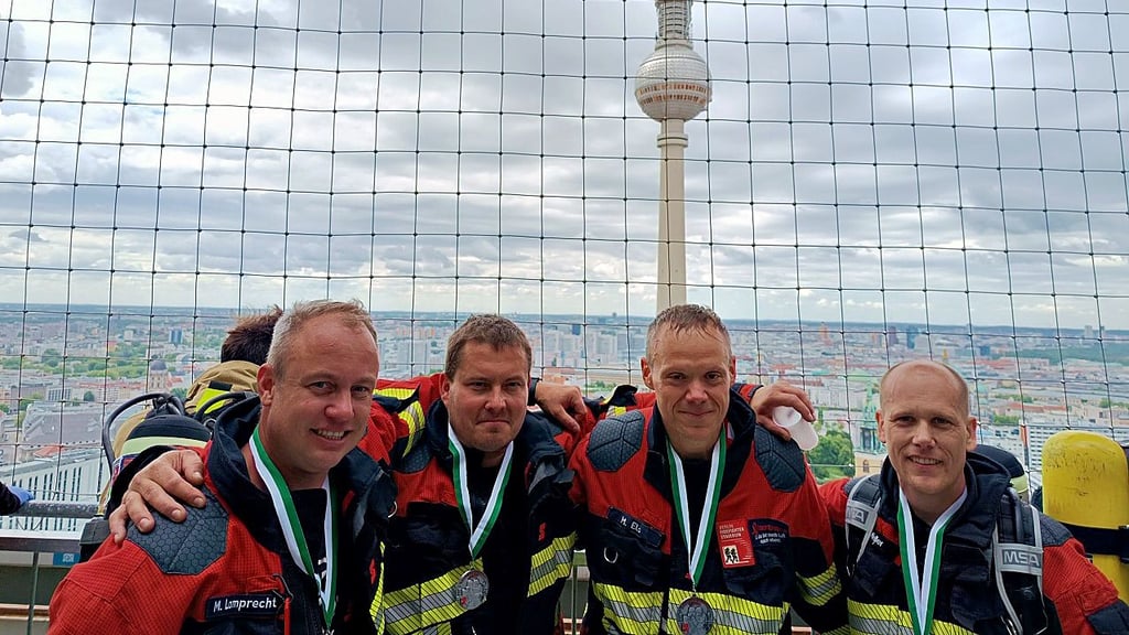 Beim Treppenlauf der Feuerwehrleute waren zwei Zerbster Teams dabei: Marcus Lamprecht und Christian Zein sowie Michael Els und Mathias Weller.