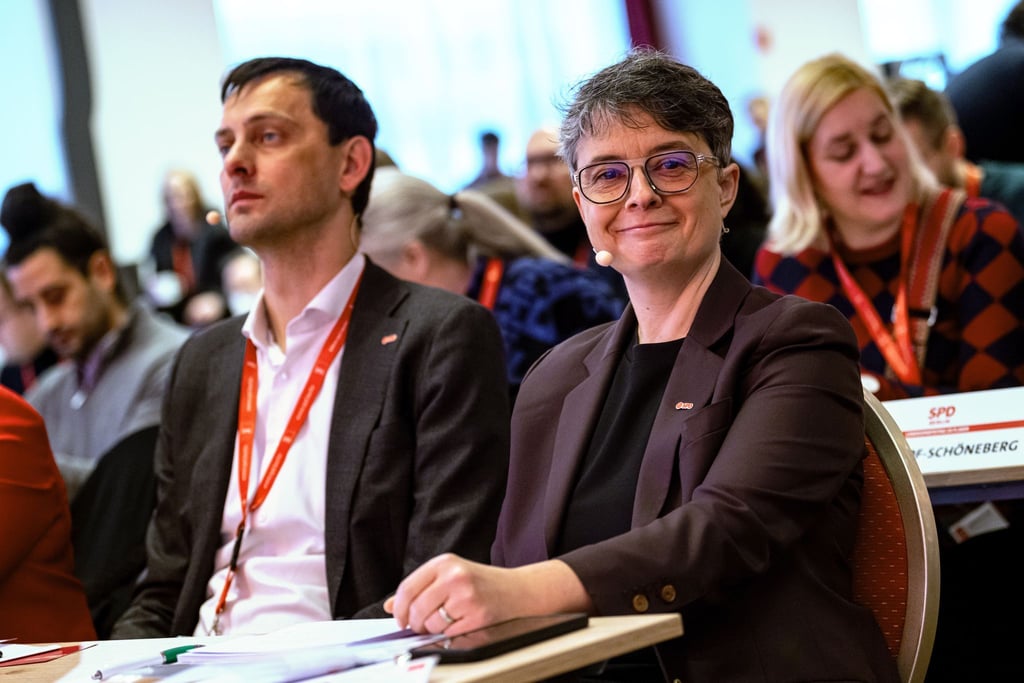 Die beiden SPD-Landesvorsitzenden Martin Hikel und Nicola Böcker-Giannini begrüßen beim Landesparteitag die Delegierten. (Archivfoto)