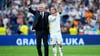Trainer Carlo Ancelotti (l) und Luka Modrić bei ihrem letzten Spiel im Bernabeu.