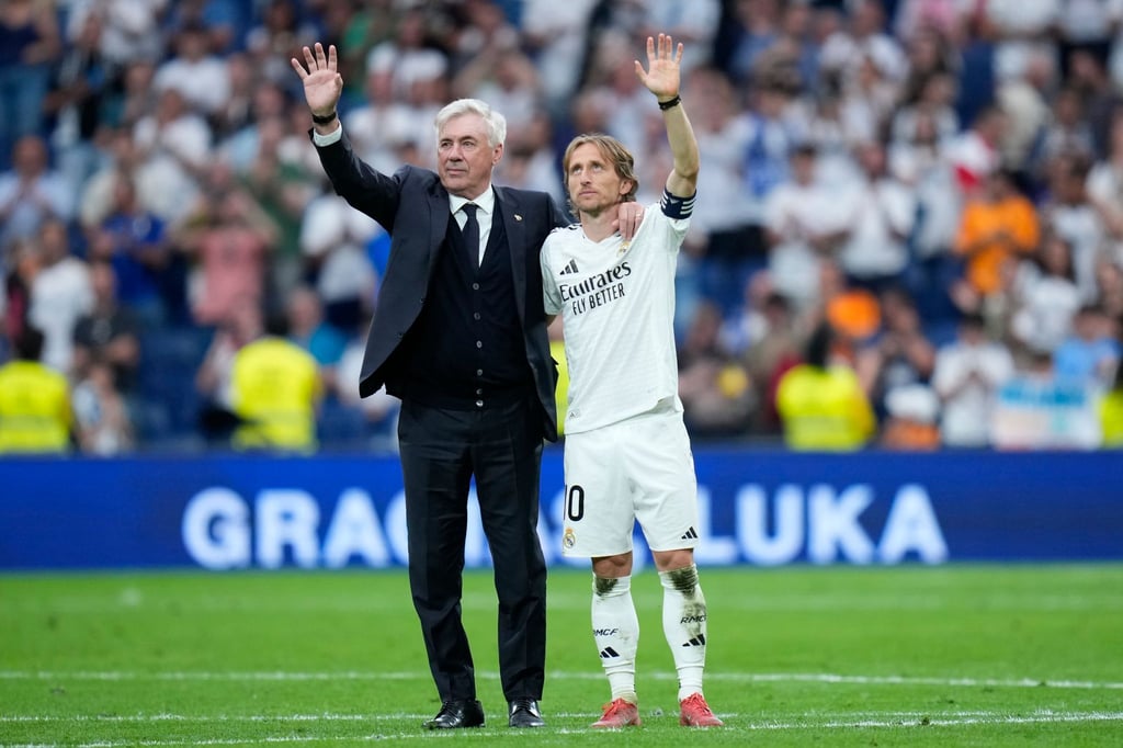 Trainer Carlo Ancelotti (l) und Luka Modrić bei ihrem letzten Spiel im Bernabeu.