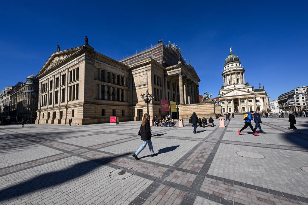 Berliner Gastronomen wünschen sich die Möglichkeit, Tische und Stühle auf den Gendarmenmarkt zu stellen - möglichst ohne Befristung. (Archivfoto)